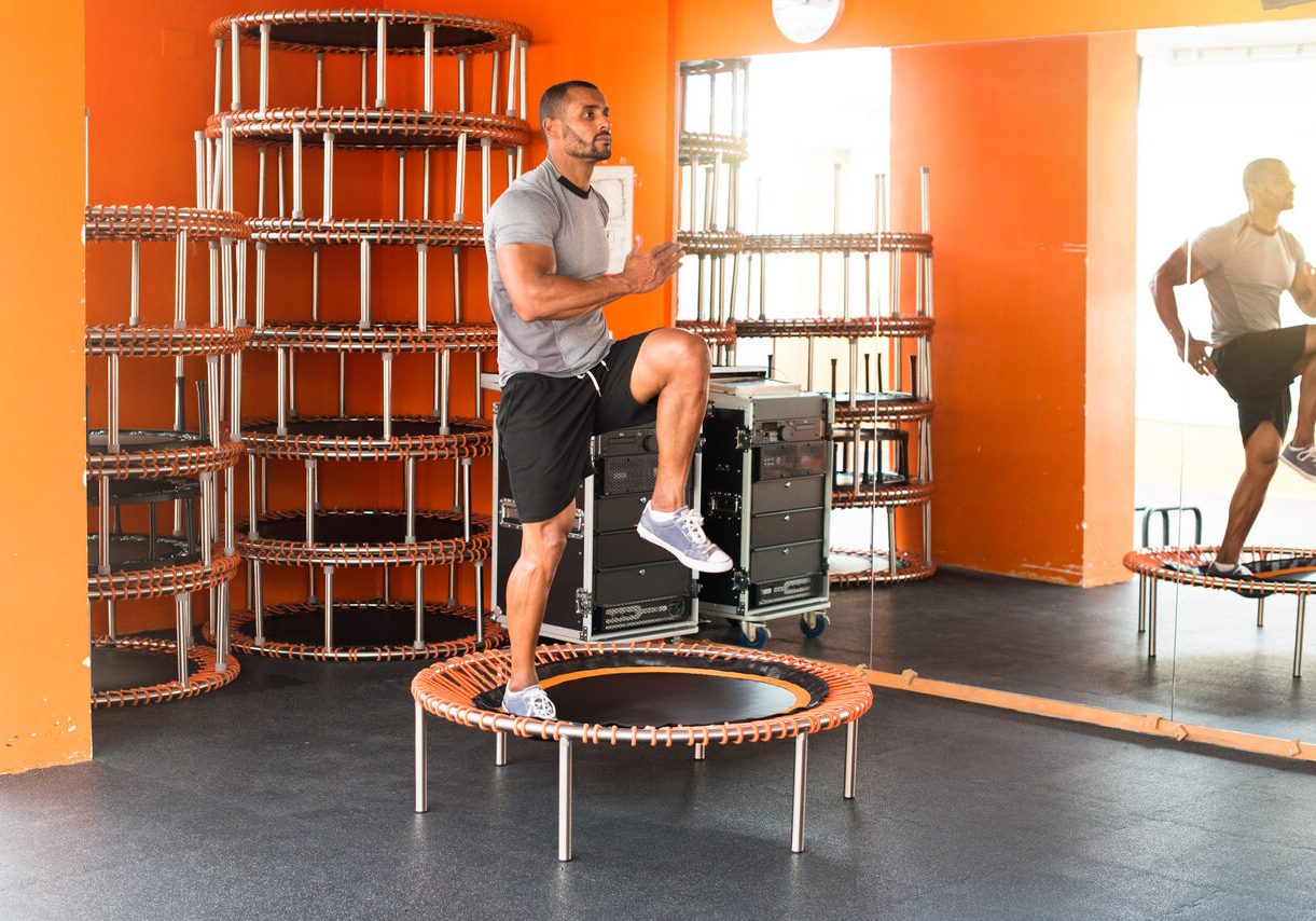 sport-man-gym-making-body-jump_Easy-Resize.com