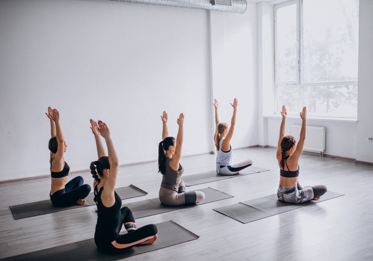 yoga-group-classes-inside-gym_Easy-Resize.com